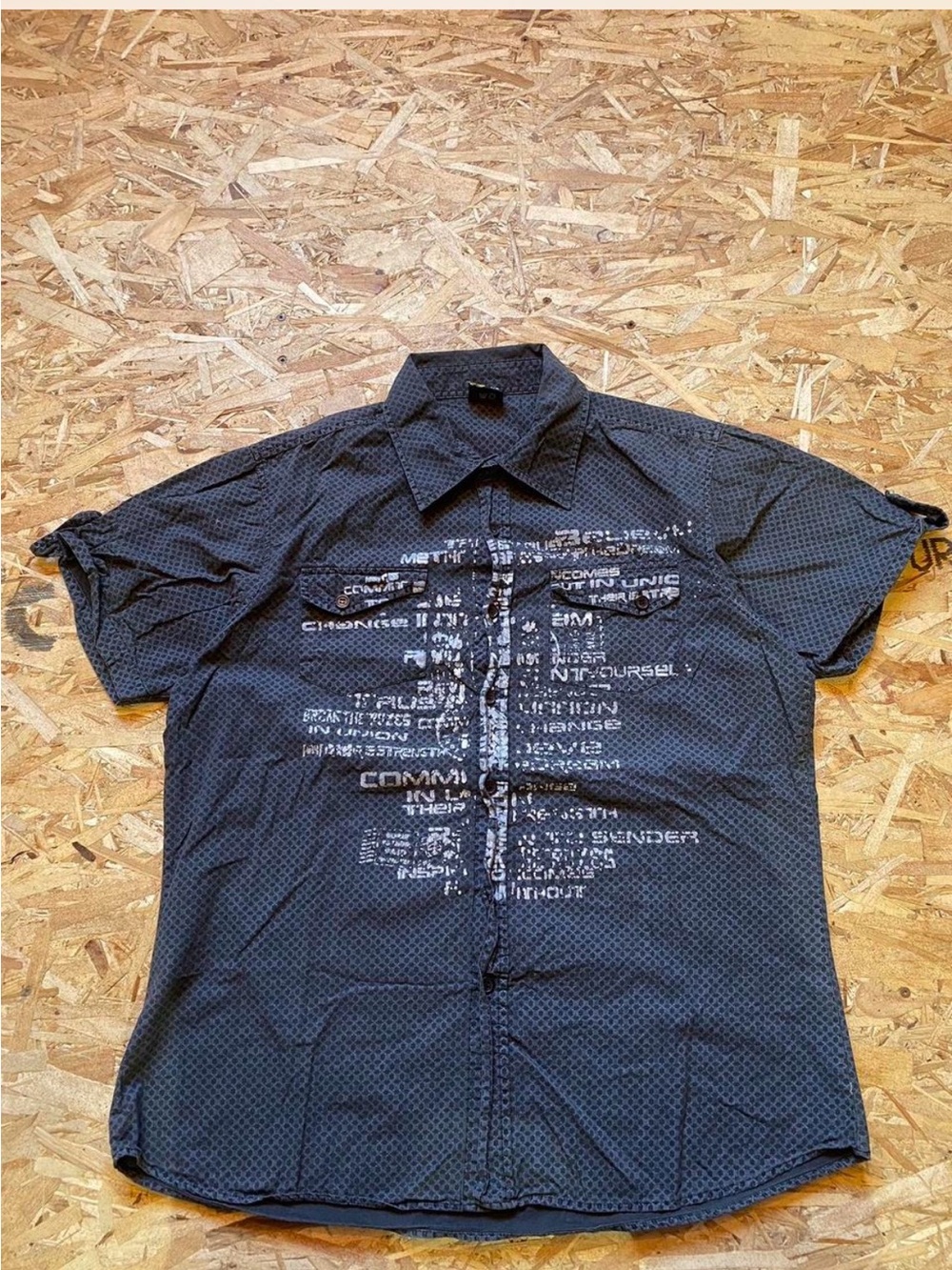 Men's Y2K Short-Sleeve Button-Down Shirt with Text Print - Dark Grey